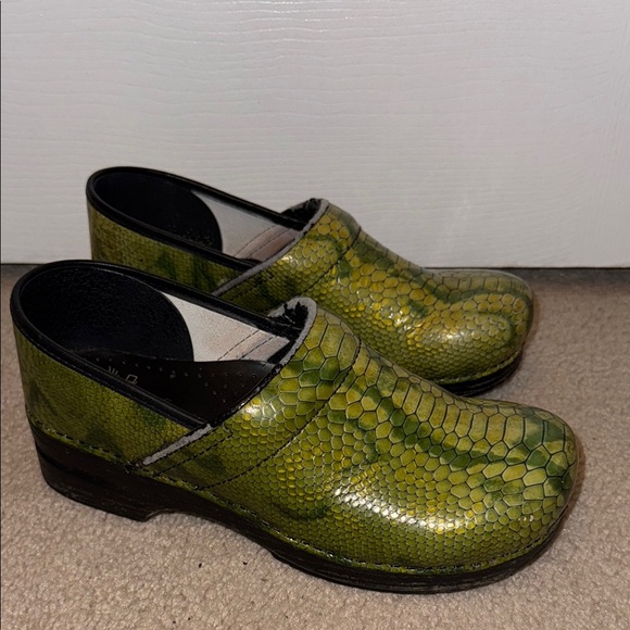 Women’s Sz 10 Dansko Green Reptile Pattern Slip On Clogs Shoes - Picture 1 of 6